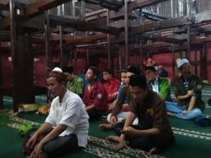 Sholat dhuhur di masjid Merah Cirebon